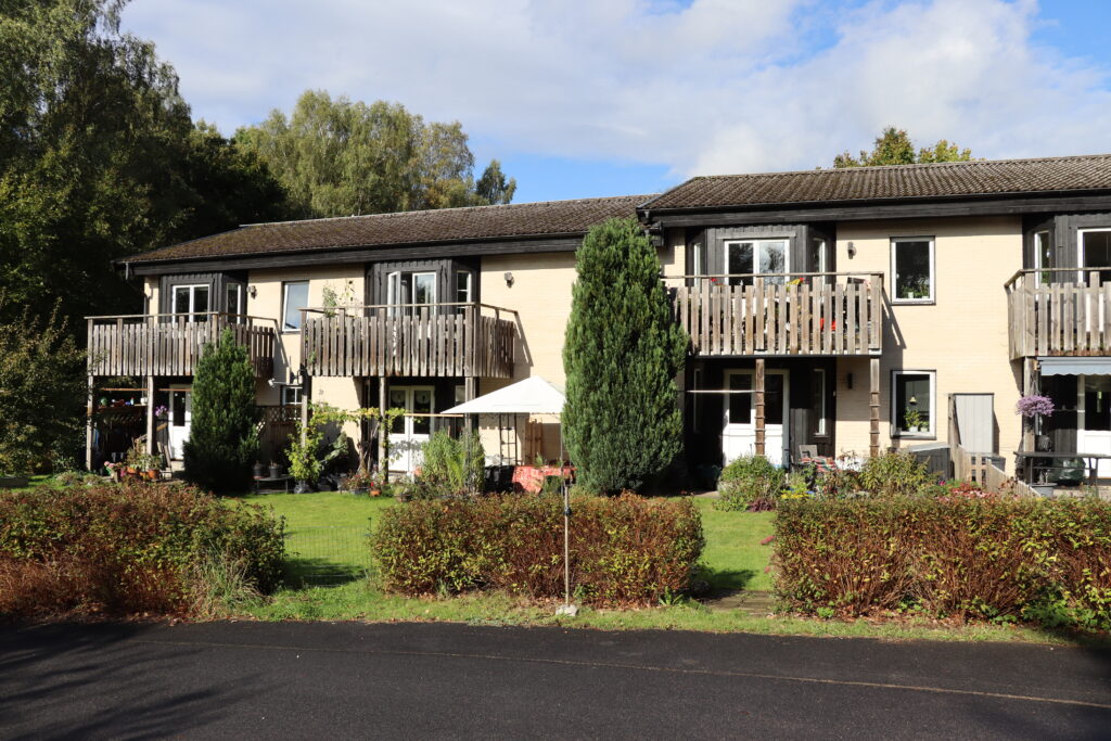 Fastigheter på Evedalsgatan i Höör, två våningar med balkonger i trä.