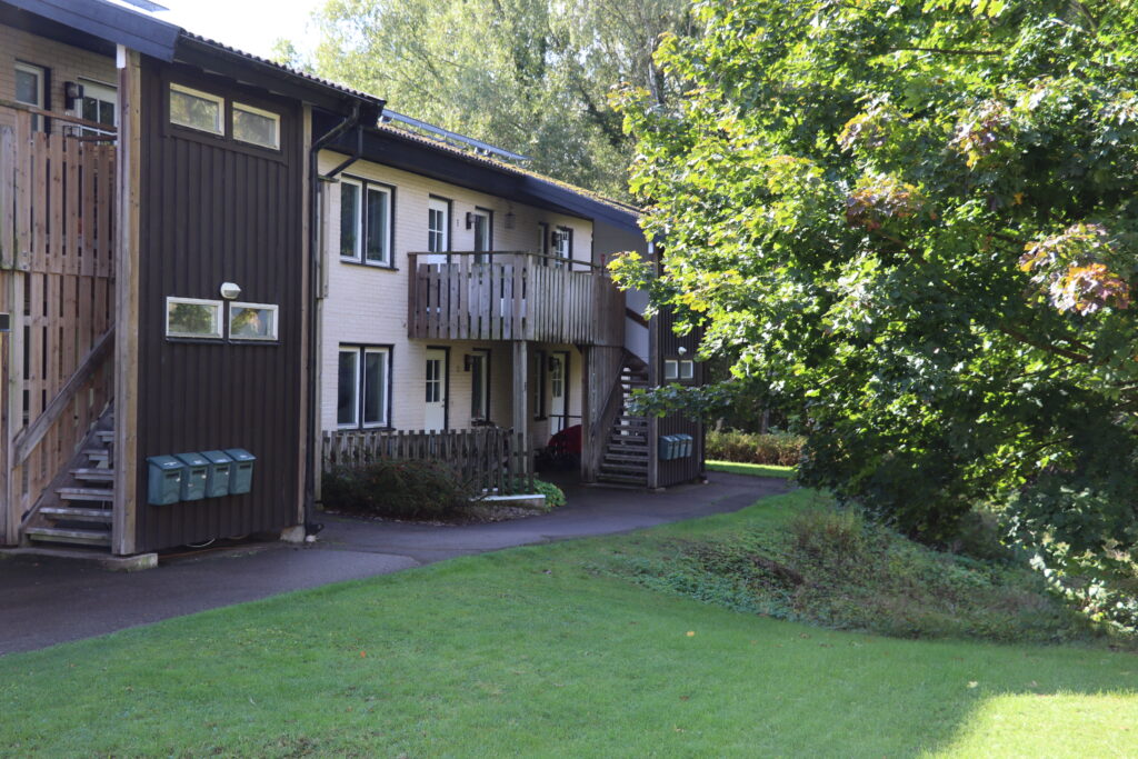 Evedalsgatans fastighet från baksida, brunt och vitt.