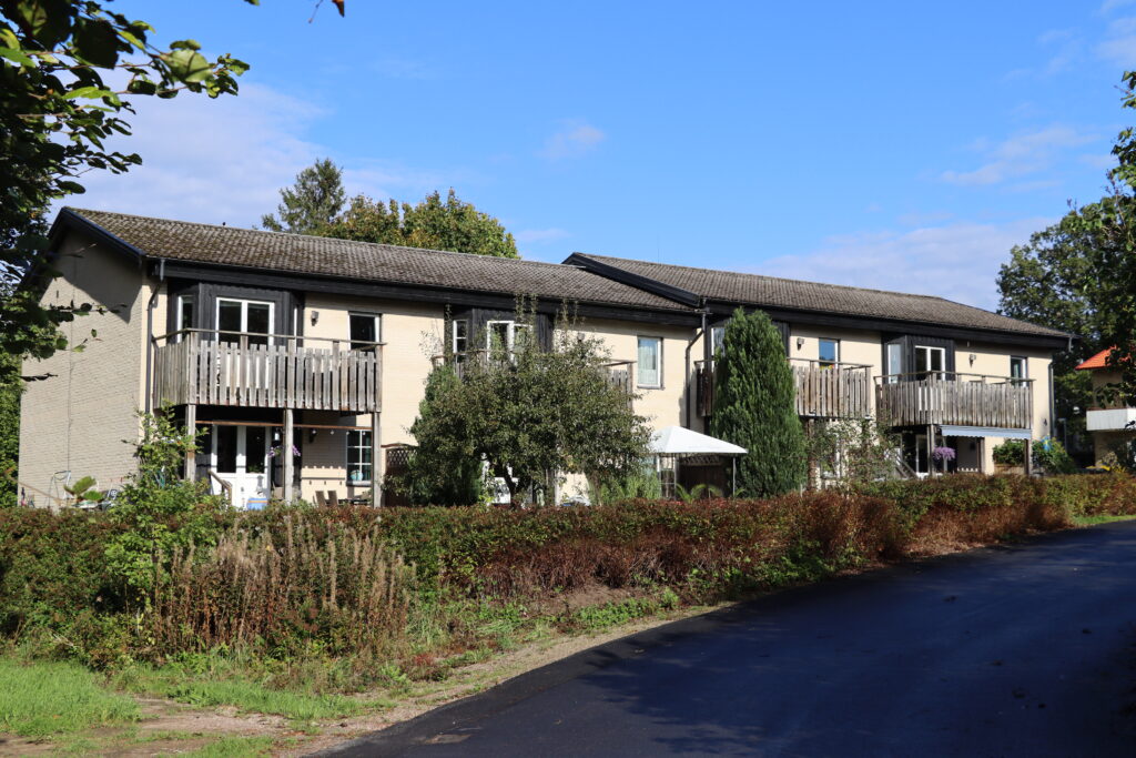 Evedalsgatans fastighet från gatan, två våningar med trädgård.