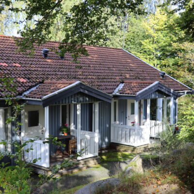 Enplanslägenhet i parhus, ljusblå träfastighet med två egna ingångar.