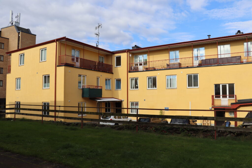 Järnvägsgatans gula fastighet från andra sidan gatan.