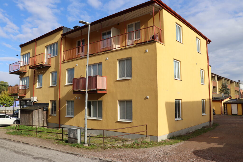 Järnvägsgatans gula fastighet från sidogatan.