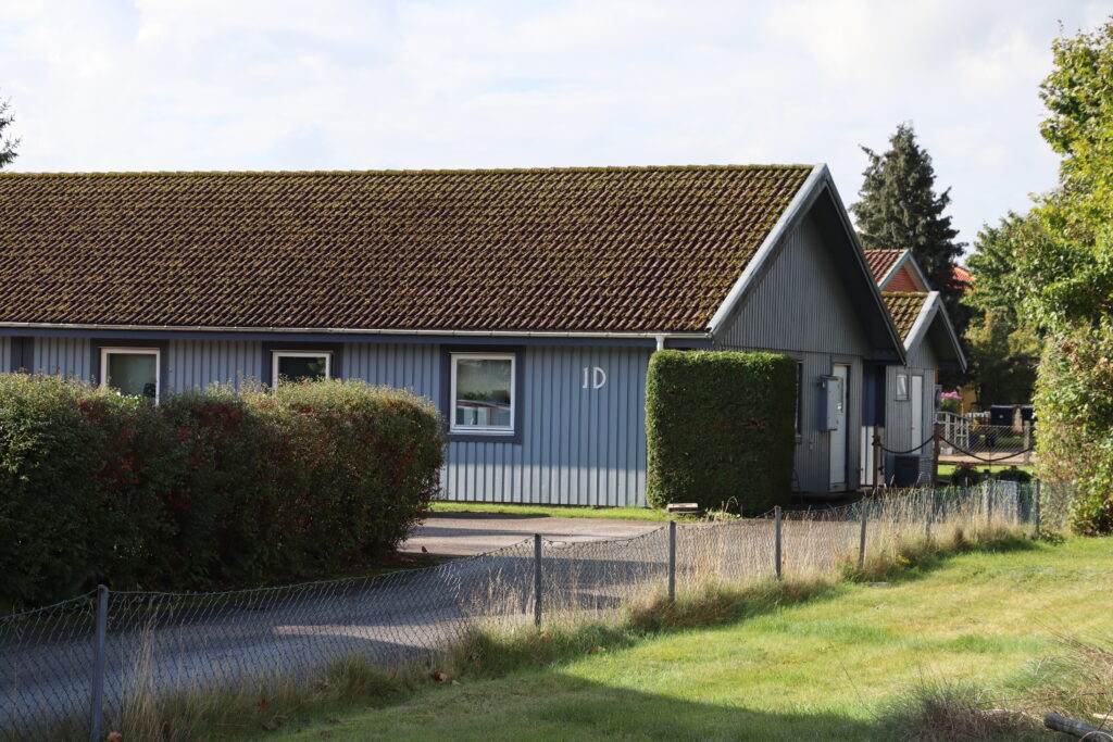 Lovisagatan 1D i Höör, blått avlångt hus i trä med gräsplan utanför tomten.