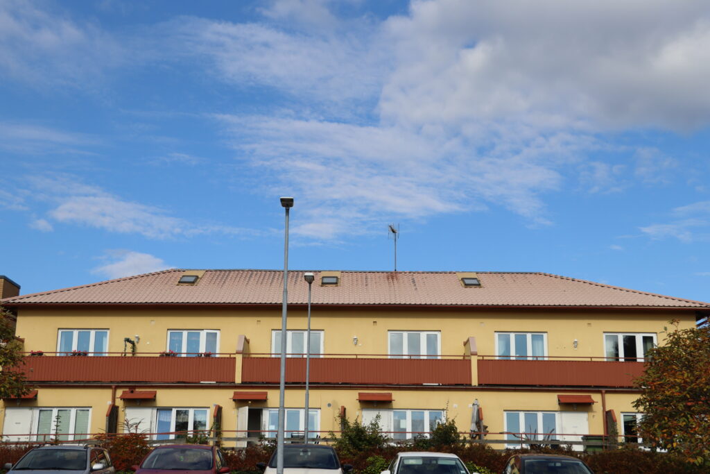 Möllebackens gula fastighet i Höör, rakt framifrån med blå himmel 